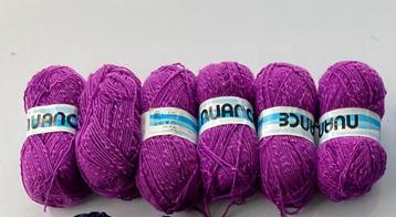 6 pelotes de laine fuchsia foncé, 0,70 euro par pelote