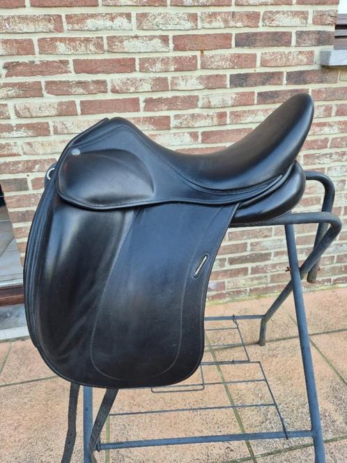 Monoblad dressuurzadel Childeric DGP 17, Dieren en Toebehoren, Paarden en Pony's | Hoofdstellen en Tuigage, Gebruikt, Dressuur