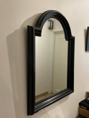 Spiegel met zwarte kader beschikbaar voor biedingen
