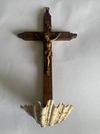 Antieke Houten Crucifix met wijwaterbakje van zeeschelp., Ophalen of Verzenden, Zo goed als nieuw
