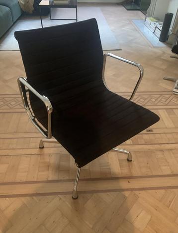 Charles Eames Vitra bureaustoel EA108 beschikbaar voor biedingen