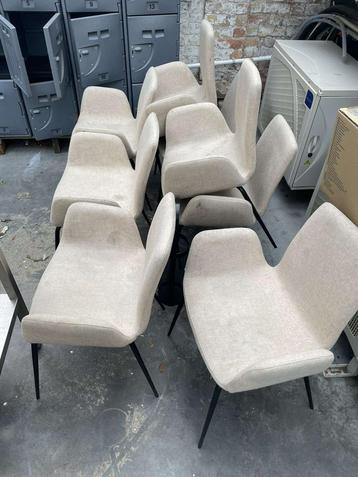 8 moderne stoelen beschikbaar voor biedingen
