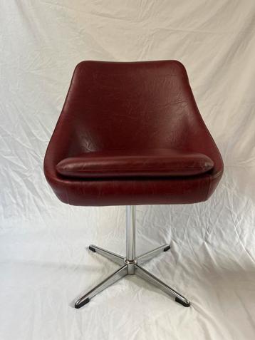 Vintage bordeaux loungestoel beschikbaar voor biedingen