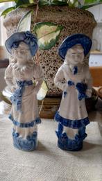 2 figurines de filles en céramique bleu/blanc, Enlèvement ou Envoi
