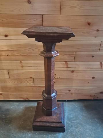 Authentieke houten sokkel beschikbaar voor biedingen