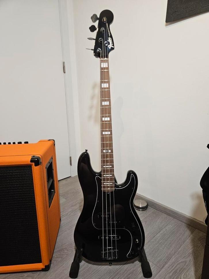 Splinternieuwe Fender Duff McKagan Deluxe Precision Bass, Muziek en Instrumenten, Snaarinstrumenten | Gitaren | Elektrisch, Zo goed als nieuw