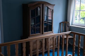 Kleine vitrinekast, donker eikenhout beschikbaar voor biedingen