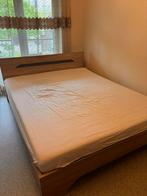 Bed met matras en lattenbodem, Huis en Inrichting, Slaapkamer | Bedden, Ophalen, Zo goed als nieuw, 200 cm