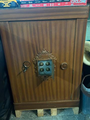 Gratis Oude kluis 90x47x67  zelf af te halen beschikbaar voor biedingen