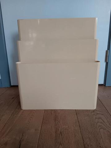 Originele vintage Kartell magazine rack beschikbaar voor biedingen