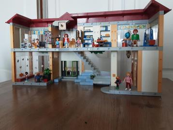 PLaymobil grande école meublée