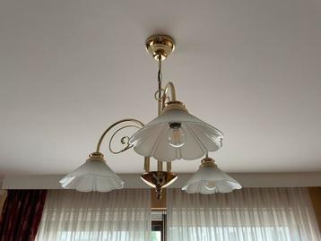 Lustre doré et verre mat à 3 branches beschikbaar voor biedingen