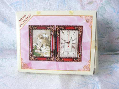 Horloge avec cadre photo de style antique. Fini à la main, Antiquités & Art, Curiosités & Brocante, Enlèvement