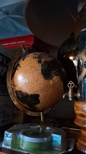 Wereldbol zwart goud beschikbaar voor biedingen