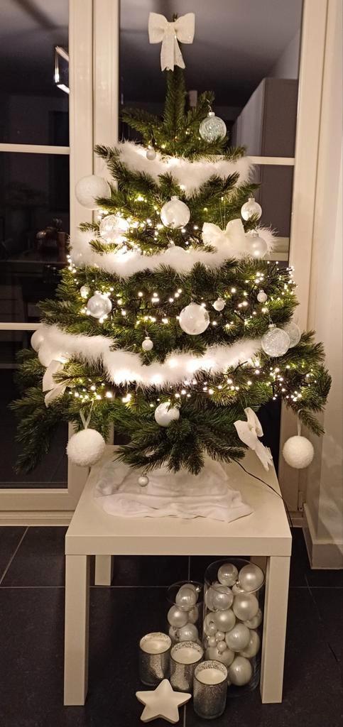 Zeer degelijke kunstkerstboom 130 cm hoogte, Huis en Inrichting, Woonaccessoires | Kunstplanten en Kunstbloemen, Zo goed als nieuw