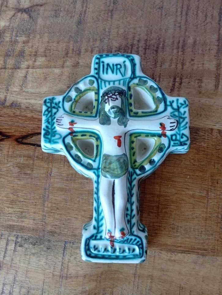 Kruisbeeld Keralux Quimper-editie Jean Mazuet&Georges Allier, Verzamelen, Religie, Gebruikt, Christendom | Katholiek, Beeld(je)