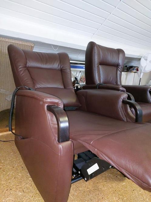 Relaxzetel in bruin leder met sta-op functie., Huis en Inrichting, Fauteuils, Zo goed als nieuw, Ophalen