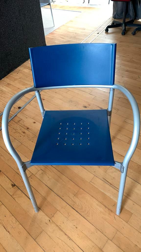 Stoelen in blauw kunststof met aluminium leuning, Huis en Inrichting, Stoelen, Gebruikt, Vijf, Zes of meer stoelen, Kunststof