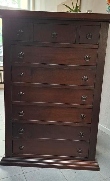 Massief houten ladekast/dressoir beschikbaar voor biedingen