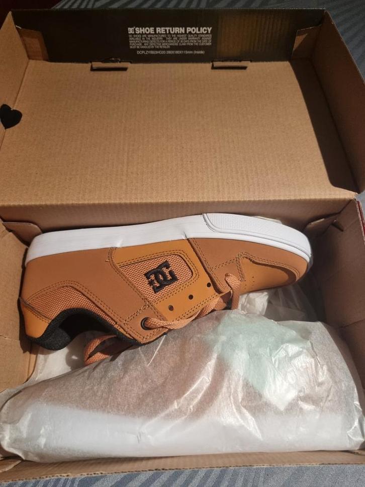 Splinternieuwe jonges sportieve schoenen. 
Merk: DC shoe 
Ma, Kinderen en Baby's, Kinderkleding | Schoenen en Sokken, Nieuw, Sportschoenen