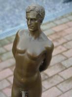 Naakte man in brons op marmer gesigneerd, NICK, Antiek en Kunst, Ophalen of Verzenden, Brons