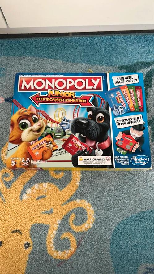 Monoply Junior elekronisch bankeren, Hobby en Vrije tijd, Gezelschapsspellen | Overige, Zo goed als nieuw, Drie of vier spelers