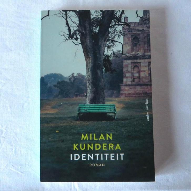 Milan Kundera – Identiteit, Boeken, Literatuur, Zo goed als nieuw, België, Ophalen of Verzenden