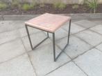 Belle table d'appoint/structure en fer/plateau en bois, Antiquités & Art, Enlèvement ou Envoi