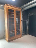 Grote vitrine kast in spikspijn.hout, Ophalen, Zo goed als nieuw