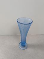 Vaas in blauw glas, Huis en Inrichting, Blauw, Ophalen of Verzenden, Minder dan 50 cm, Glas