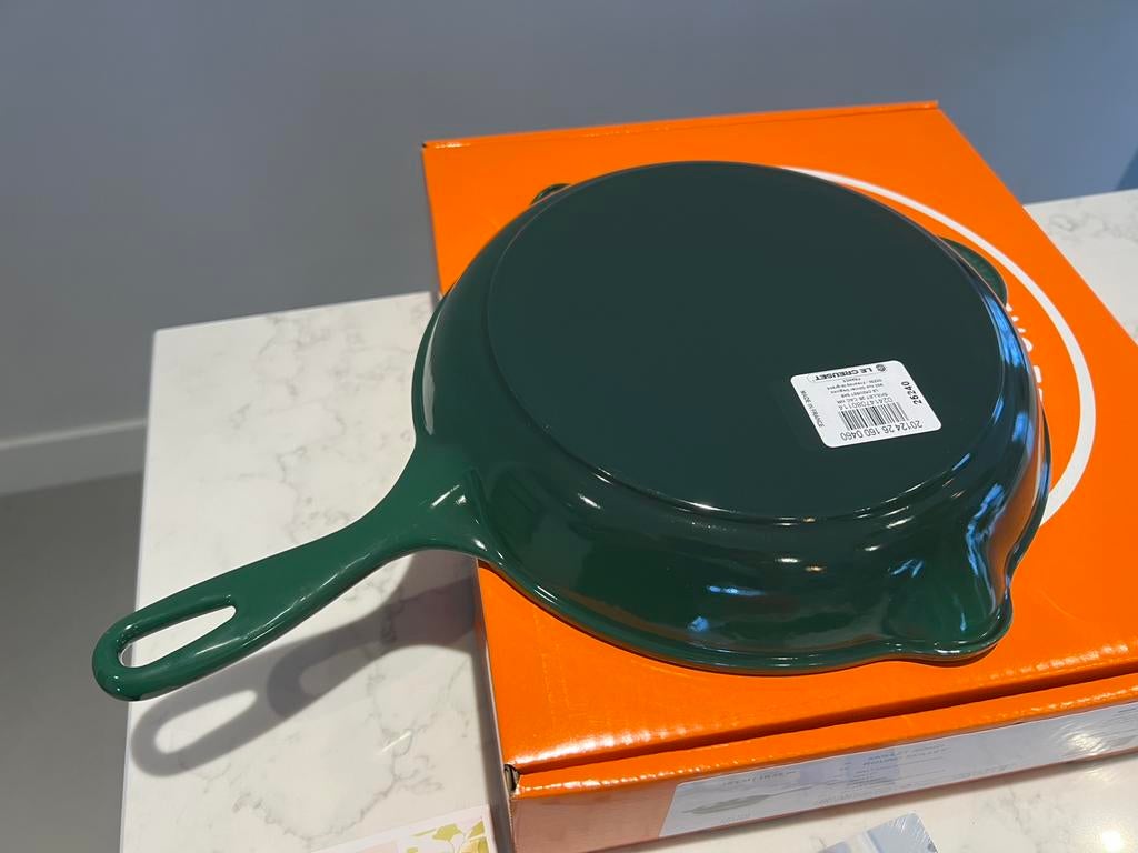 Nieuwe Le Creuset skillet 26 cm in de schaarse kleur Cactus, Huis en Inrichting, Keuken | Potten en Pannen, Zo goed als nieuw