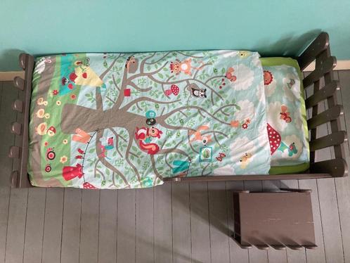 Peuterbed, nachtkastje en beddengoed, Kinderen en Baby's, Kinderkamer | Bedden, Gebruikt, 140 tot 160 cm, 70 tot 85 cm, Lattenbodem