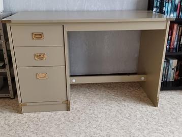 Bureau met boekenrek beschikbaar voor biedingen