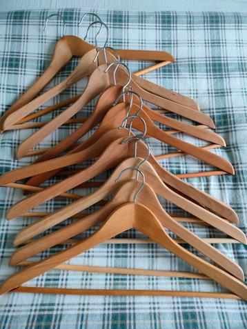 10 grote stevige kledinghangers van massief hout beschikbaar voor biedingen