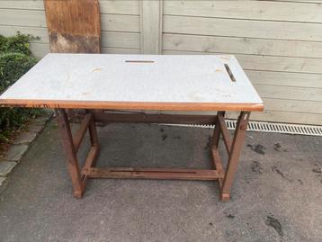 Industriele naaitafel beschikbaar voor biedingen