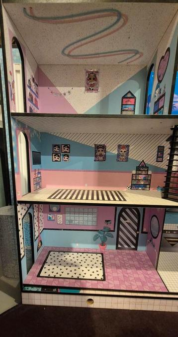 Groot huis met zwembad. Mogelijkheid van accessoires + poppe beschikbaar voor biedingen