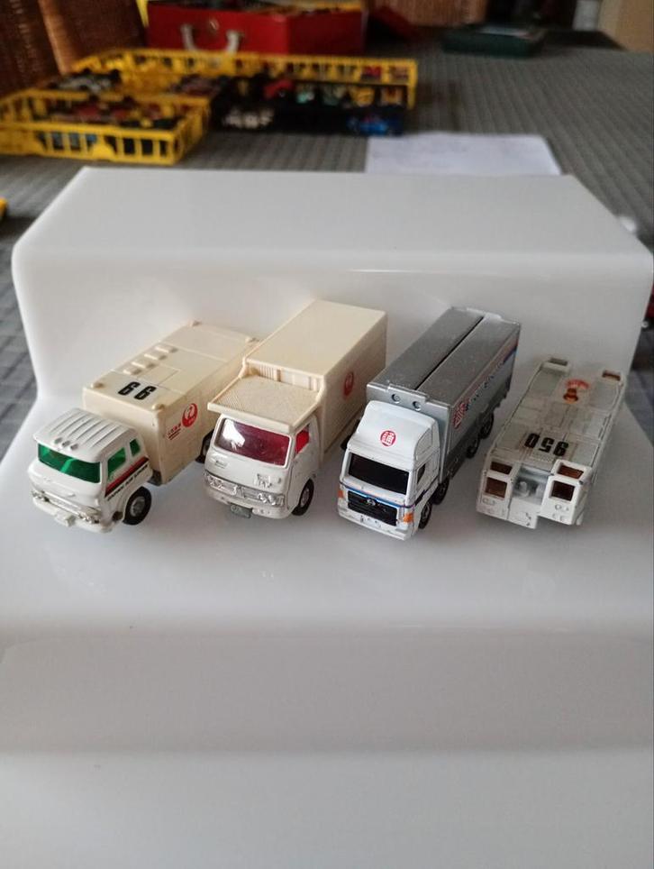 4 x Tomica, Hobby & Loisirs créatifs, Voitures miniatures | Échelles Autre, Comme neuf, Enlèvement ou Envoi
