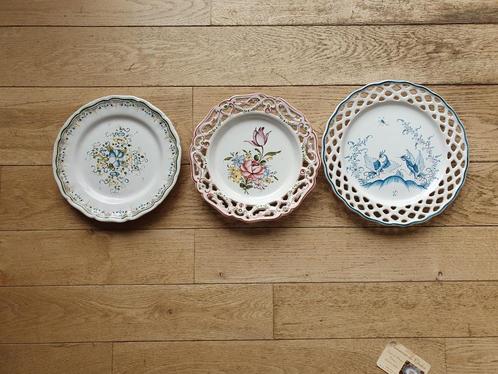 Decoratieve borden Faience de Moustier, Antiek en Kunst, Antiek | Wandborden en Tegels, Ophalen of Verzenden