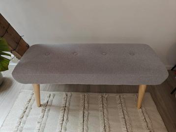 Decoratief bankje beschikbaar voor biedingen