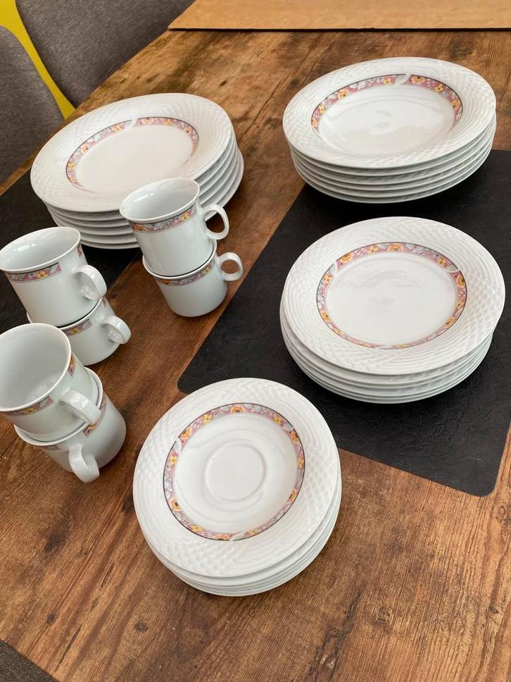 Service de table 30 pièces faïence blanche à relief, Antiek en Kunst, Antiek | Servies compleet, Ophalen