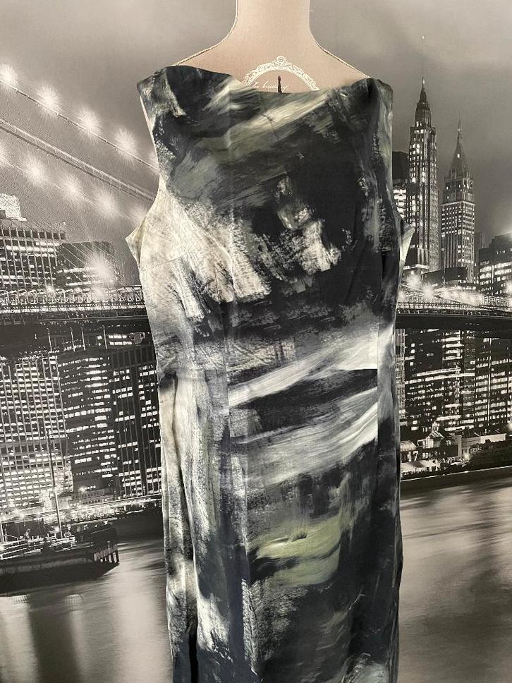 prachtig kleed van het merk Just in Case - 42, Vêtements | Femmes, Robes, Comme neuf, Taille 42/44 (L), Noir, Sous le genou, Envoi