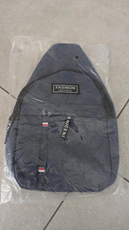 Schoudertas Unisex blauwgrijs met handige zakjes en gaatje v, Handtassen en Accessoires, Tassen | Schoudertassen, Nieuw, Overige merken