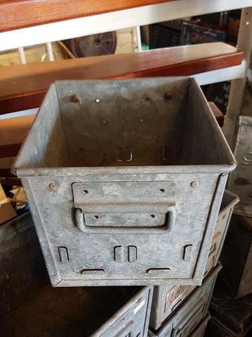 Magazijnbakken, magazijnbak van de Ned. Kroon Rijwielfabriek beschikbaar voor biedingen