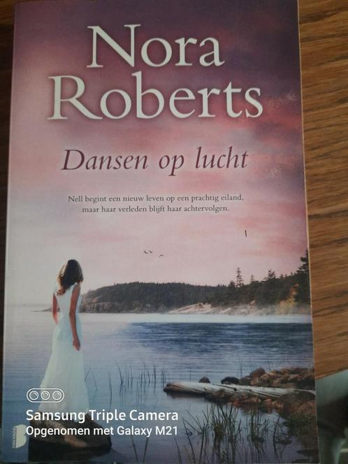 Dansen op lucht.  Nora Roberts., Boeken, Romans, Zo goed als nieuw, Ophalen of Verzenden