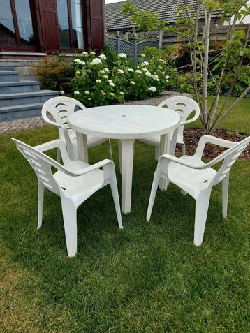 Tuintafel met 4 stoelen beschikbaar voor biedingen