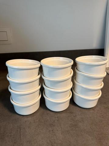 12 witte porseleinen schaaltjes beschikbaar voor biedingen