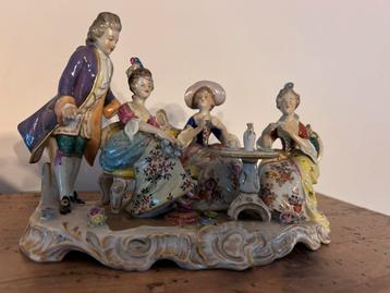 Porseleinen beeld beschikbaar voor biedingen