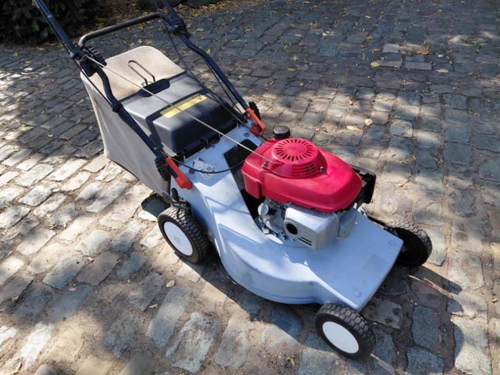 Honda 5,5pk zelftrekker grasmaaier., Tuin en Terras, Grasmaaiers, Gebruikt, Benzine-grasmaaier, 50 cm of meer, Cirkelmaaier, Opvangzak