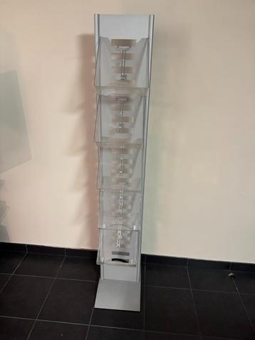 Totem voor brochures aan te bieden beschikbaar voor biedingen