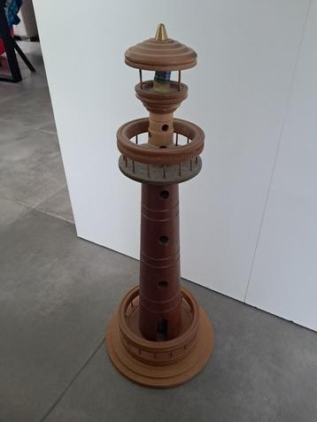 Handgemaakte vuurtoren uit hout beschikbaar voor biedingen
